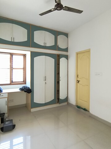 Room in 1 BHK Builder Floor at Singasandra – for Rent