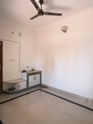 Room in 1 BHK Builder Floor at Singasandra – for Rent