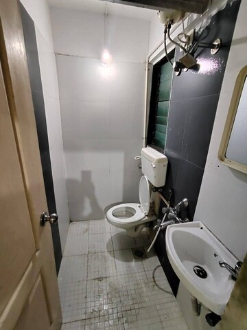 Bathroom in 2 BHK Apartment at Azad Nagar – for Rent