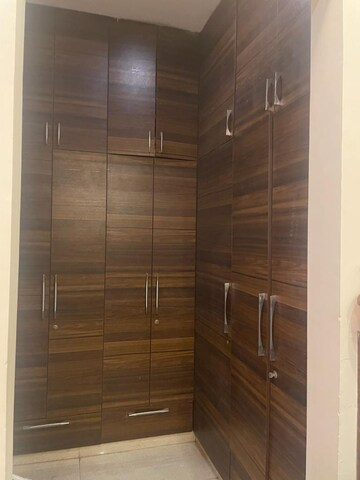 Master Bedroom in 3 BHK Builder Floor at DLF Atria, Dlf Phase ii – for Rent