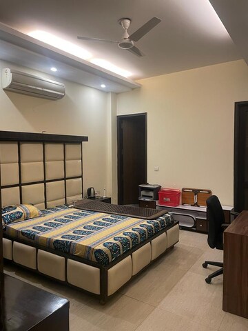 Bedroom in 3 BHK Builder Floor at DLF Atria, Dlf Phase ii – for Rent