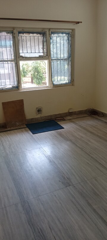 Room in 2 BHK Apartment at Shatabdi Vihar, Sector 52 – for Rent
