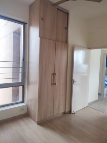 Room in 3 BHK Apartment at Pioneer Park Phase 1, Sector 61 – for Rent