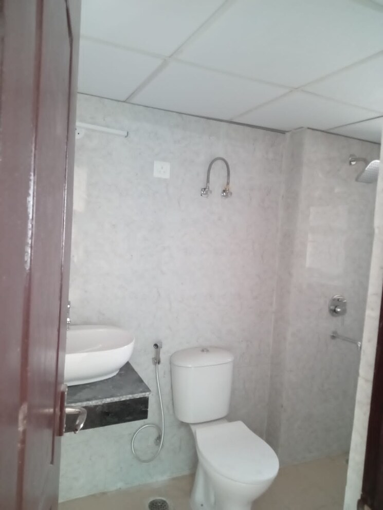 Bathroom, amrapali-sapphire 3.5 Bedroom 1850 Sq.Ft. Apartment In Sector 45 Noida 8792772