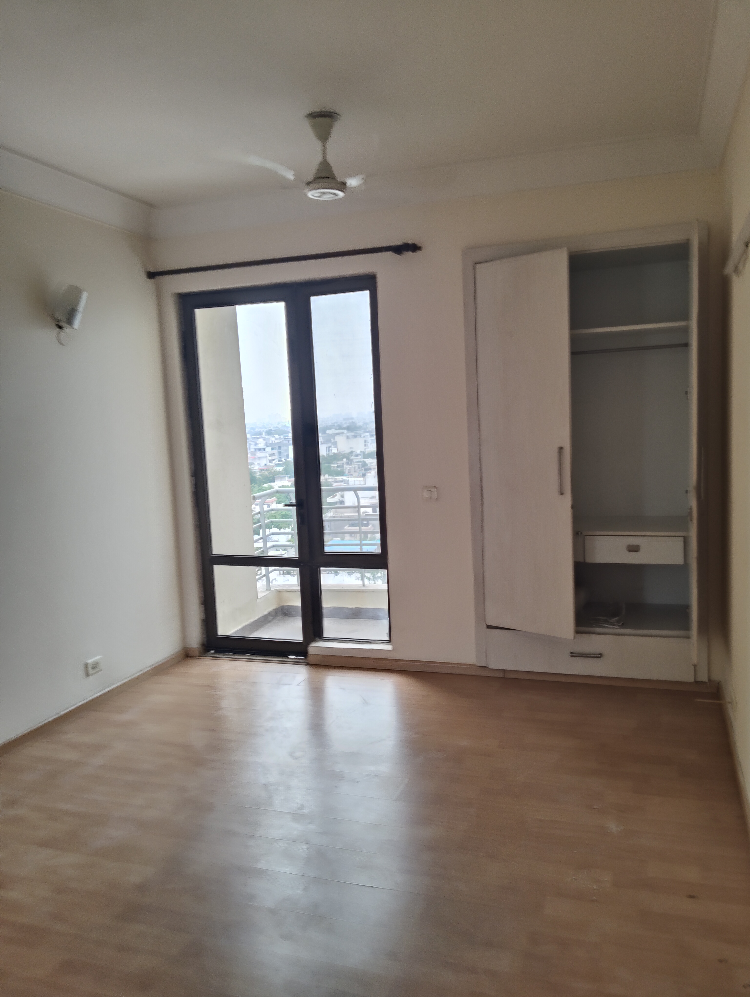 2 BHK Apartment For Rent in Unitech Fresco