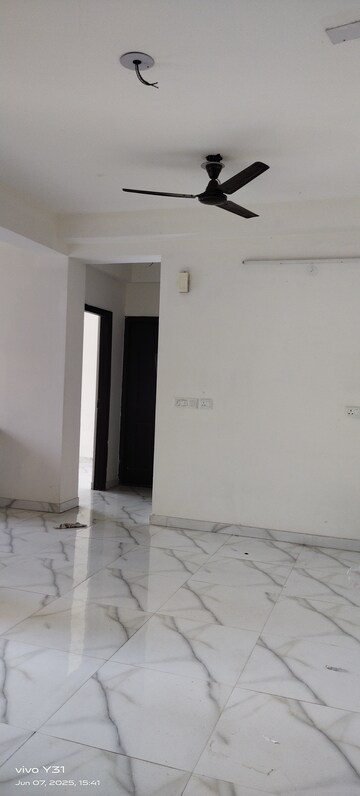Room in 2.5 BHK Apartment at Geotech Pristine Avenue, Sector 16c Greater Noida – for Rent