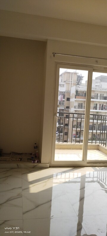 Room in 2.5 BHK Apartment at Geotech Pristine Avenue, Sector 16c Greater Noida – for Rent