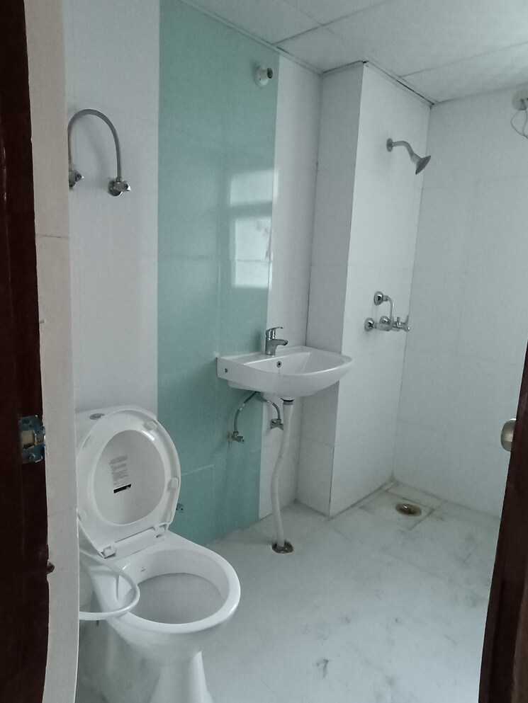 Bathroom, saviour-park 3 Bedroom 1525 Sq.Ft. Apartment In Mohan Nagar Ghaziabad 8792947
