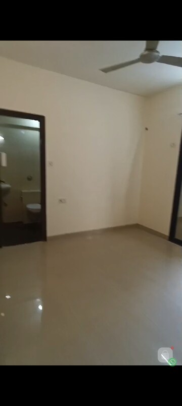 Room in 3 BHK Apartment at Aparna Building Andheri, Andheri West – for Rent