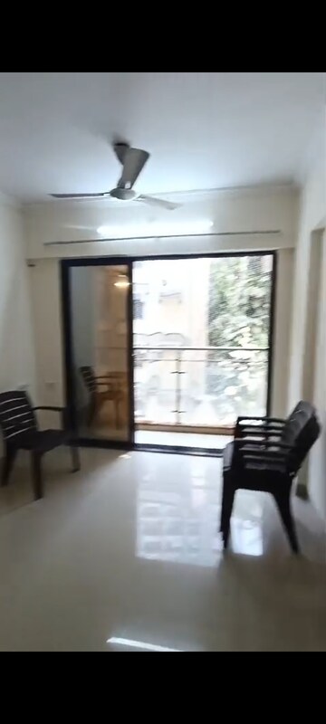 Room in 3 BHK Apartment at Aparna Building Andheri, Andheri West – for Rent