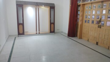 Room in 5 BHK Independent House at DLF Pink Town House, Dlf City Phase 3 – for Rent