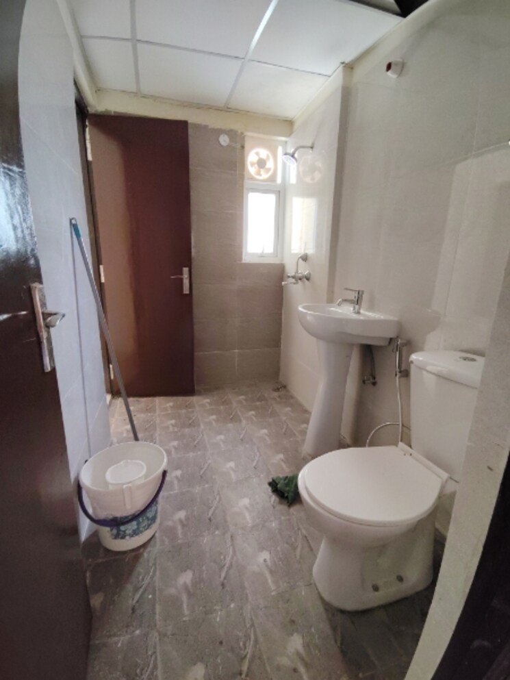 Bathroom, amrapali-centurian-park-phase-ii 3 Bedroom 1185 Sq.Ft. Apartment In Tech Zone 4 Greater Noida Greater Noida 8793096