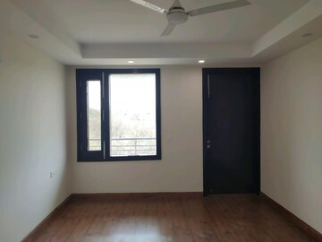 Room in 3 BHK Builder Floor at DLF City Phase V, Dlf Phase V – for Rent