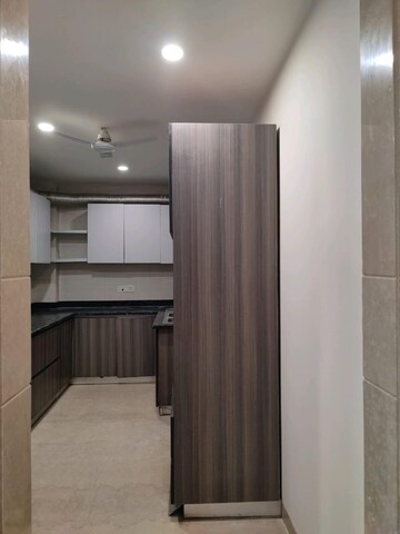 Building Lobby in 3 BHK Builder Floor at DLF City Phase V, Dlf Phase V – for Rent