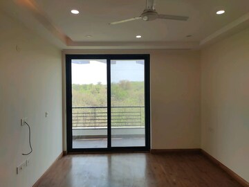 Room in 3 BHK Builder Floor at DLF City Phase V, Dlf Phase V – for Rent