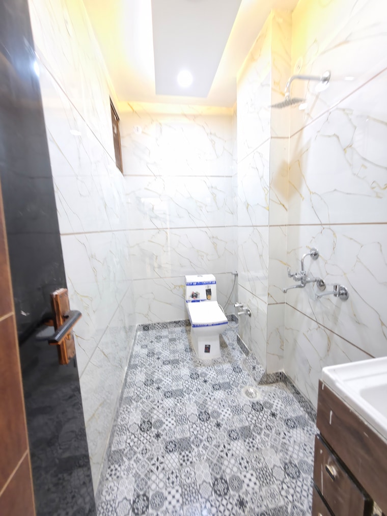 Bathroom, vishwas park 3 Bedroom 95 Sq.Yd. Builder Floor In Vishwas Park Delhi 8793156