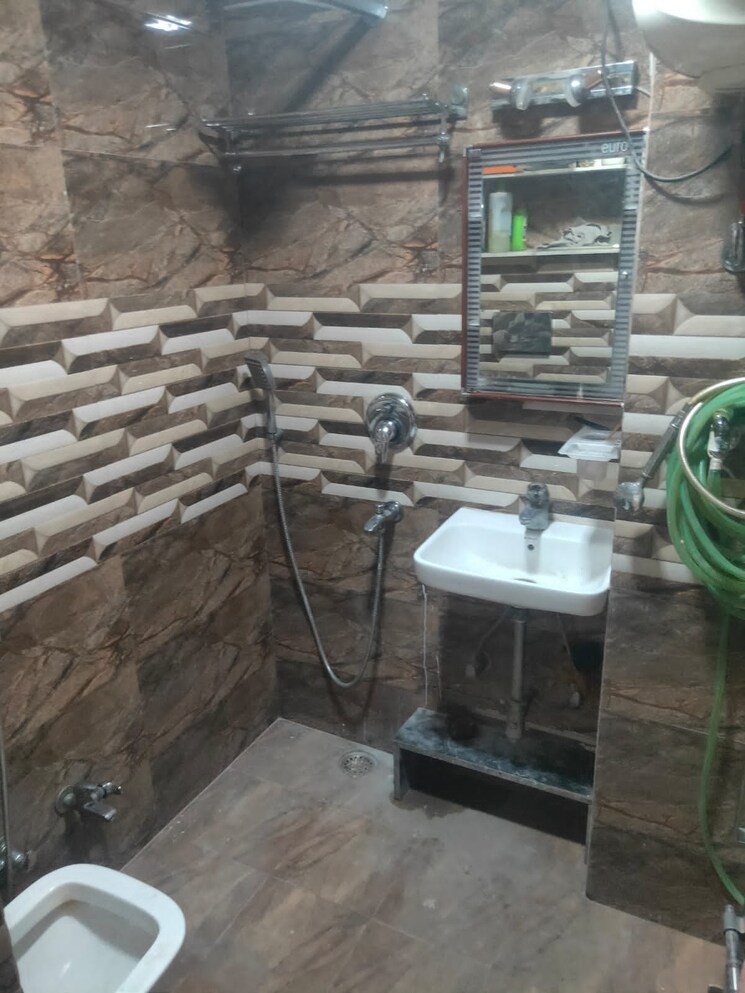 Bathroom, rohini sector 13 2 Bedroom 1000 Sq.Ft. Apartment In Rohini Sector 13 Delhi 8793246