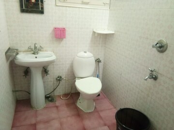 Bathroom in 4 BHK Apartment at Bancourt Apartment, Sector 43 – for Rent