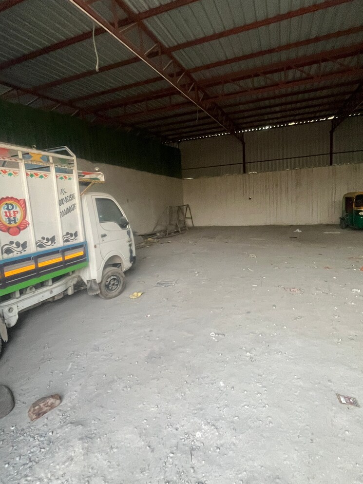  Parking, satbari Commercial Warehouse 350 Sq.Yd. In Satbari Delhi 8793295