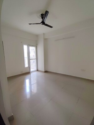 Room in 5 BHK Apartment at Amrapali Centurian Park Phase II, Tech Zone 4 Greater Noida – for Sale
