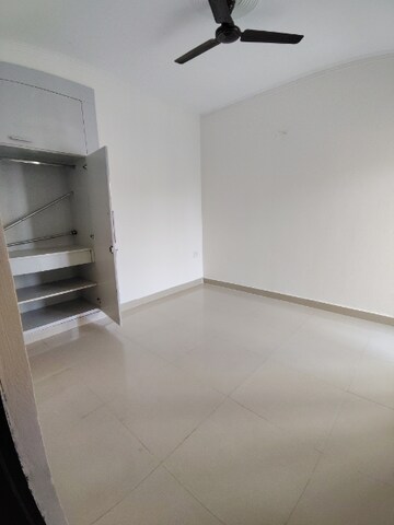 Room in 5 BHK Apartment at Amrapali Centurian Park Phase II, Tech Zone 4 Greater Noida – for Sale