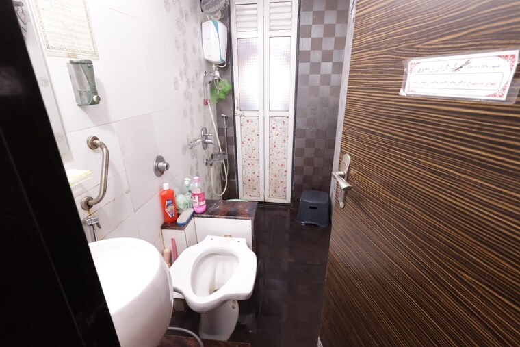 Bathroom, pride-presidency-luxuria 2.5 Bedroom 879 Sq.Ft. Apartment In Ghodbunder Road Thane 8793461