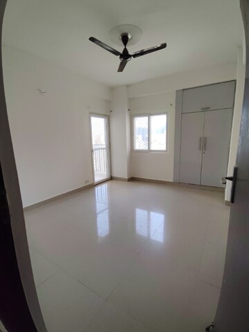 Room in 4 BHK Apartment at Amrapali Centurian Park Phase II, Tech Zone 4 Greater Noida – for Rent