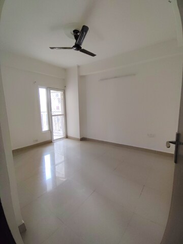 Room in 4 BHK Apartment at Amrapali Centurian Park Phase II, Tech Zone 4 Greater Noida – for Rent
