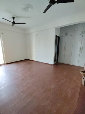 Room in 4 BHK Apartment at Amrapali Centurian Park Phase II, Tech Zone 4 Greater Noida – for Rent
