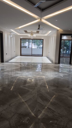 Living Room in 4 BHK Builder Floor at Unitech Arcadia, South City 2 – for Sale