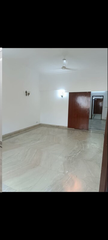 Room in 4 BHK Builder Floor at Saket – for Rent