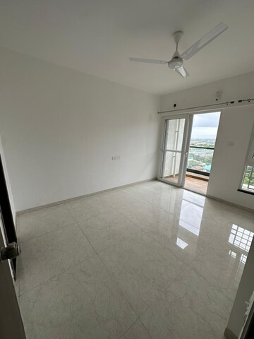 Room in 2 BHK Apartment at Majestique Towers, Kharadi – for Rent