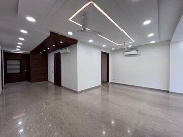 Room in 4 BHK Apartment at Sushant Lok I – for Rent
