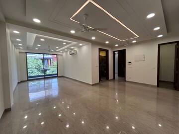 Room in 4 BHK Apartment at Sushant Lok I – for Rent
