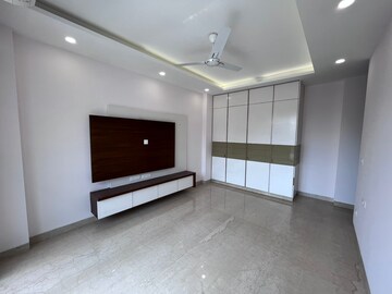 Room in 4 BHK Apartment at Sushant Lok I – for Rent