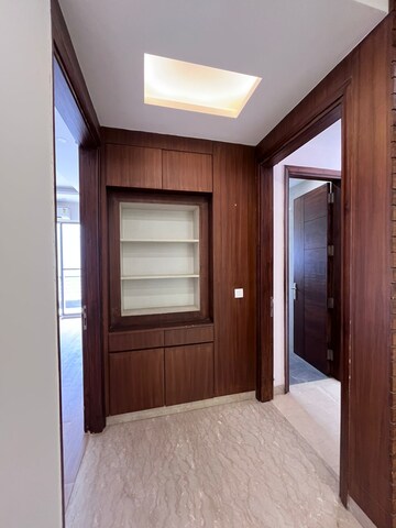Room in 4 BHK Apartment at Sushant Lok I – for Rent