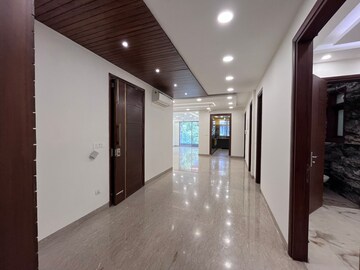 Room in 4 BHK Apartment at Sushant Lok I – for Rent