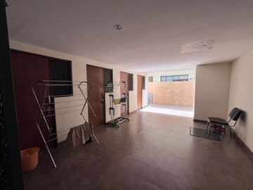 Room in 4 BHK Apartment at Sushant Lok I – for Rent
