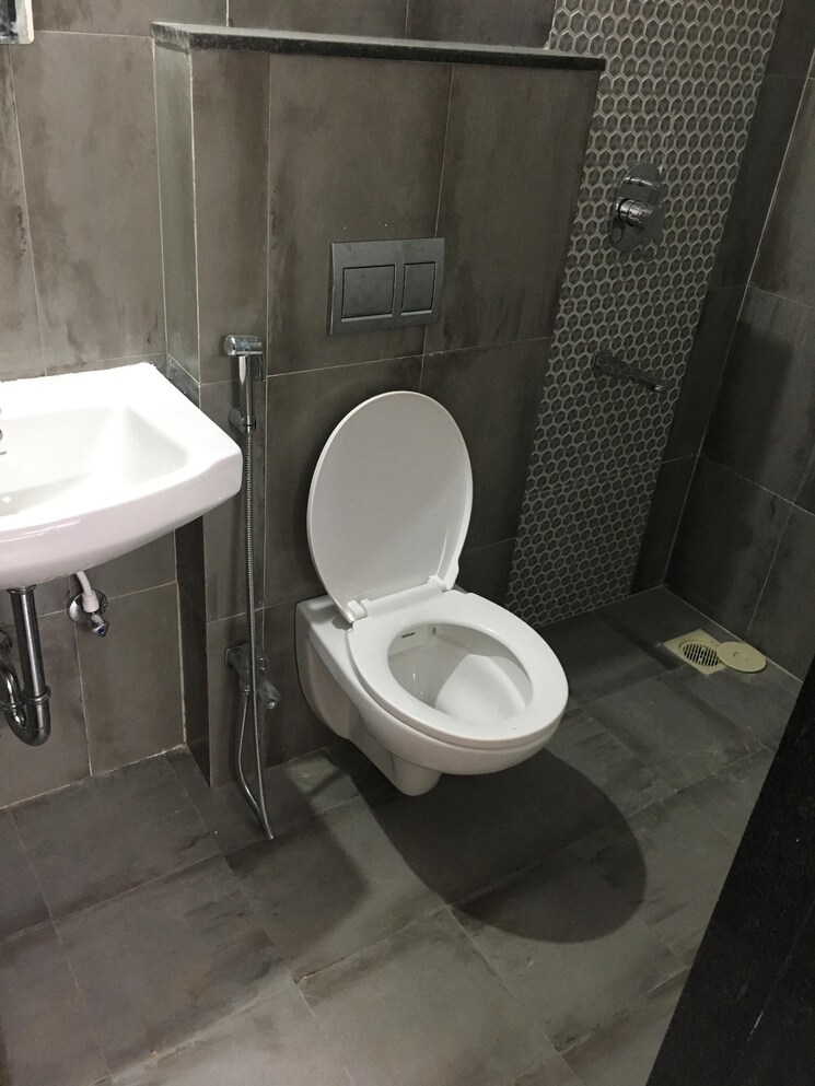 Bathroom, rambaug colony 2.5 Bedroom 1230 Sq.Ft. Apartment In Rambaug Colony Pune 8793658