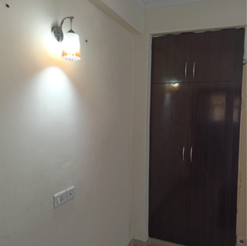 Room in 2.5 BHK Apartment at Gardenia Golf City, Noida Central – for Rent