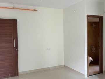 Room in 2 BHK Apartment at Shapoorji Pallonji Sarova, Kandivali East – for Rent