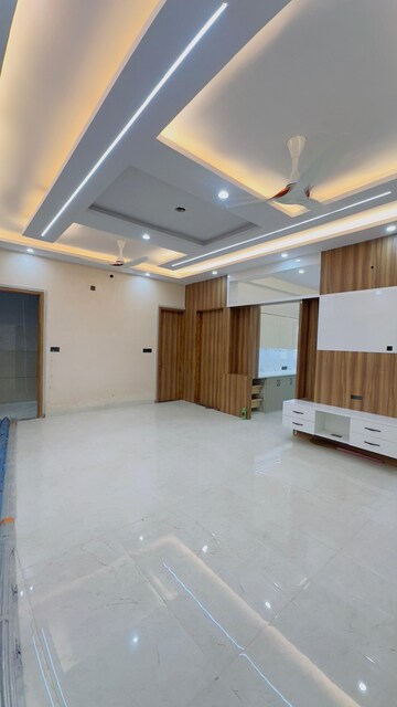 Room in 4 BHK Independent House at Sahastradhara Road – for Sale