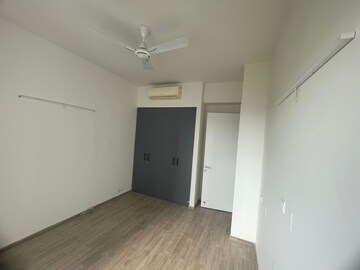 Room in 3.5 BHK Apartment at Ireo Skyon, Sector 60 – for Rent