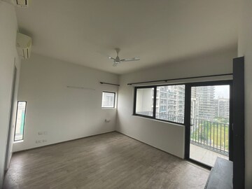 Room in 3.5 BHK Apartment at Ireo Skyon, Sector 60 – for Rent