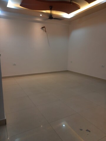 Room in 2 BHK Apartment at Pioneer Park Phase 1, Sector 61 – for Rent