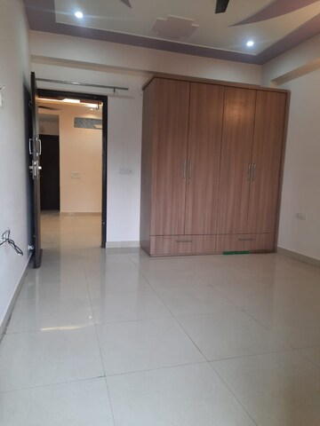 Room in 2 BHK Apartment at Pioneer Park Phase 1, Sector 61 – for Rent