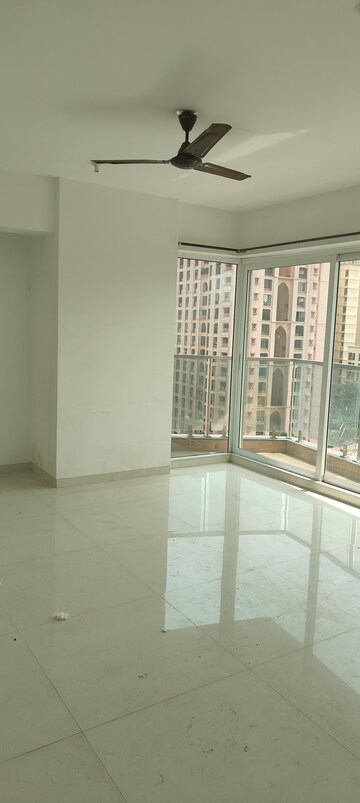 Room in 3 BHK Apartment at Soham Crystal Spires, Ghodbunder Road – for Rent