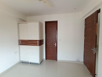Room in 3 BHK Apartment at Relaxo Apartment, Sector 46 – for Rent