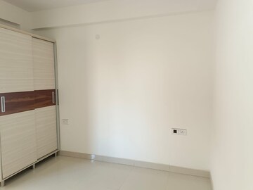 Room in 3 BHK Apartment at Relaxo Apartment, Sector 46 – for Rent
