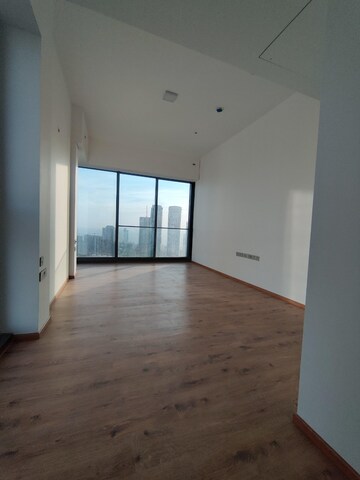 Room in 4 BHK Apartment at Rustomjee Crown, Prabhadevi – for Rent